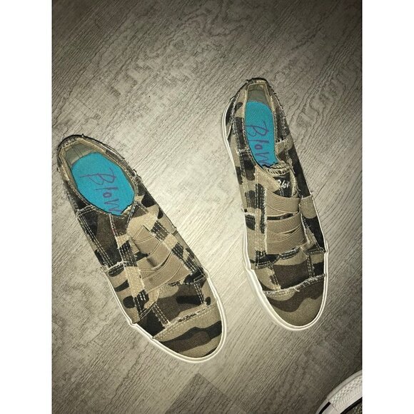 𝅺women’s Blowfish Slide In Sneakers Size 8 - Picture 2 of 6